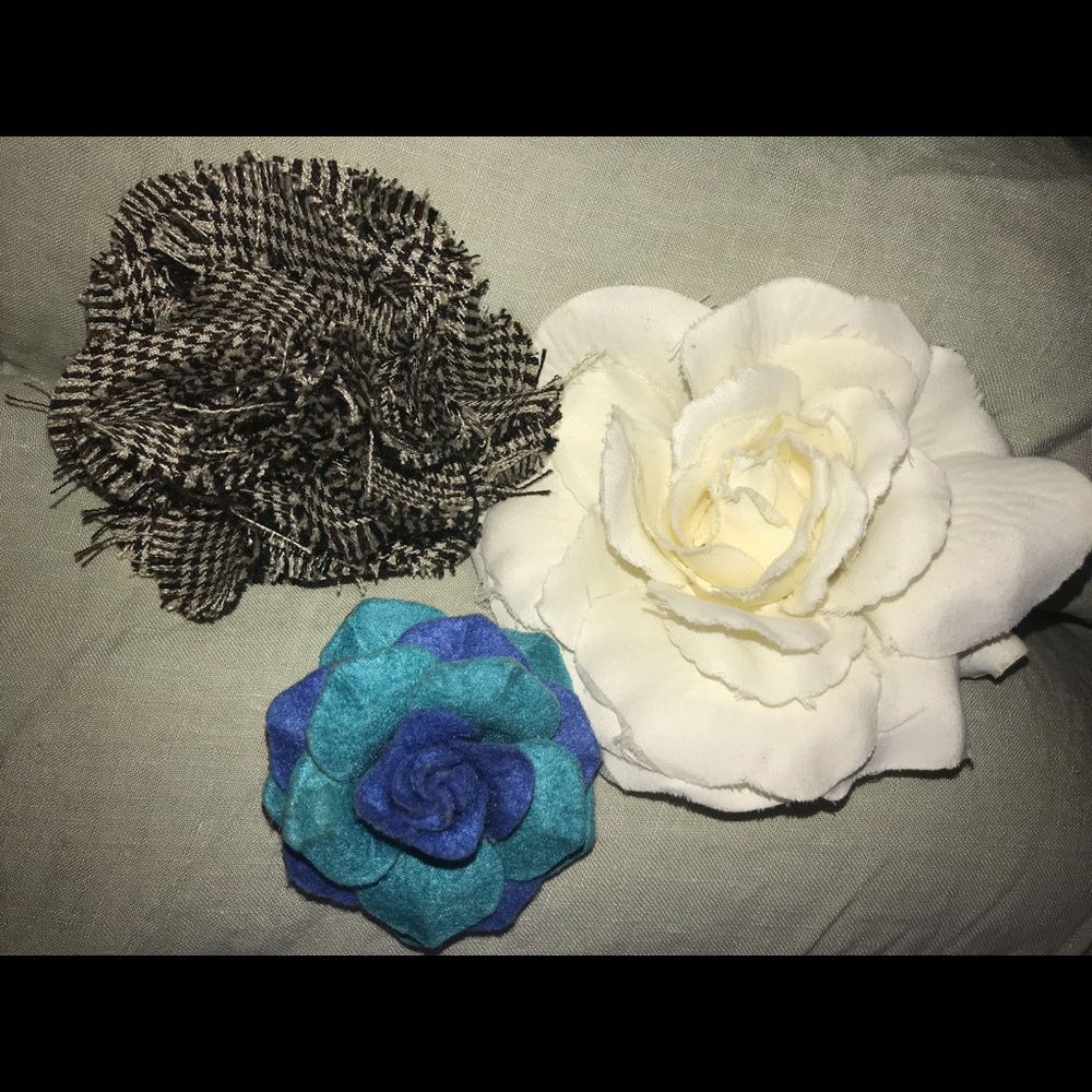 Set of three FLOWER 🌺 brooches